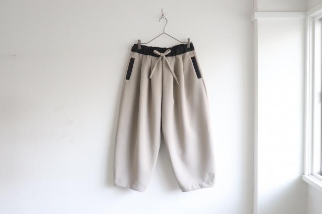 バイカラータックワイドパンツ クロップド丈　(グレージュ)