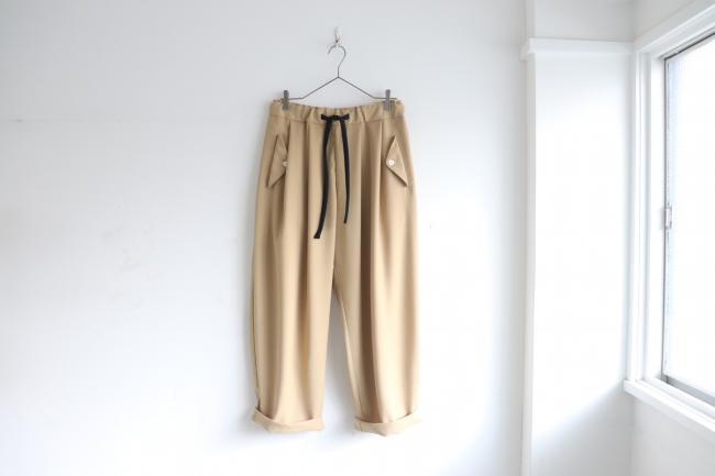 フラップポケットルーズタックパンツ　(チノベージュ)