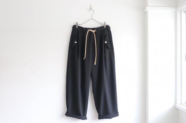 フラップポケットルーズタックパンツ　( ブラック)