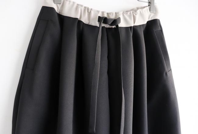 sirone / バイカラータックワイドパンツ フルレングス (ブラック) 