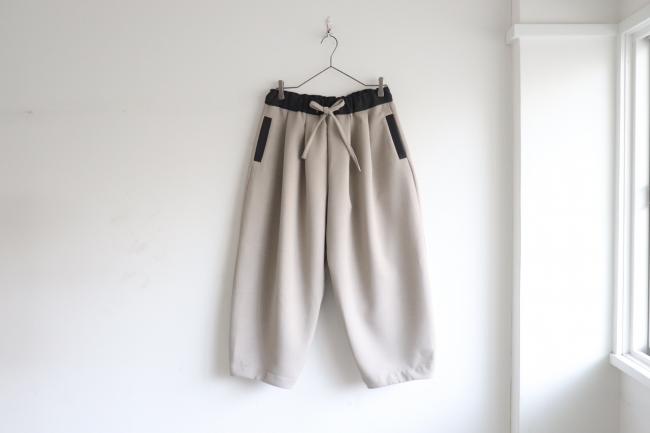 バイカラータックワイドパンツ クロップド丈　(グレージュ)