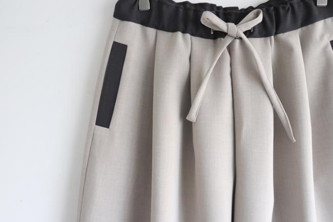 バイカラータックワイドパンツ クロップド丈　(グレージュ)