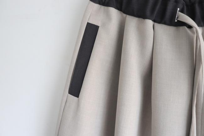 バイカラータックワイドパンツ クロップド丈　(グレージュ)