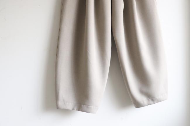 バイカラータックワイドパンツ クロップド丈　(グレージュ)