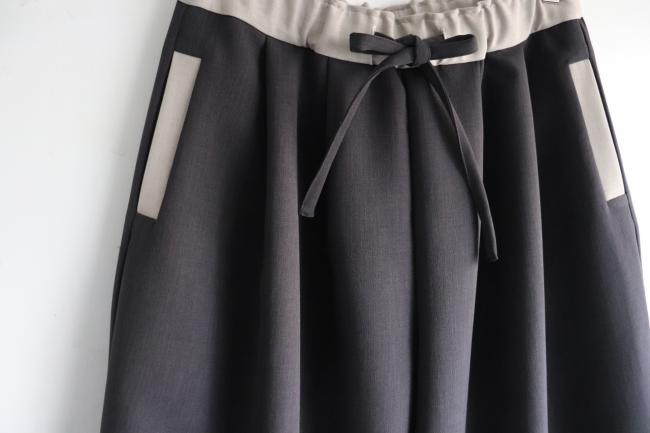 バイカラータックワイドパンツ クロップド丈　(アッシュブラック)