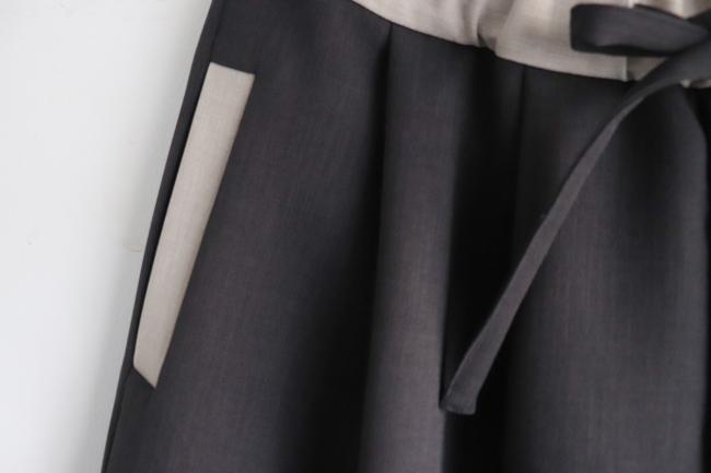 バイカラータックワイドパンツ クロップド丈　(アッシュブラック)