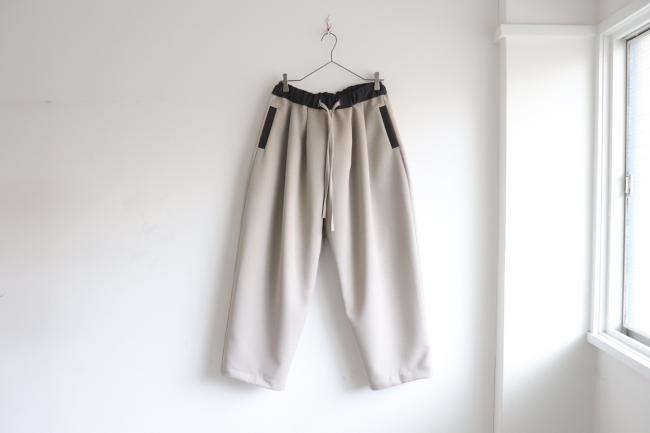 バイカラータックワイドパンツ フルレングス (グレージュ)