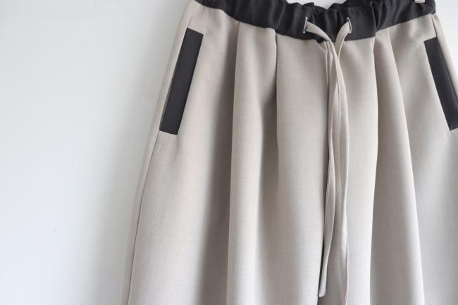 バイカラータックワイドパンツ フルレングス (グレージュ)