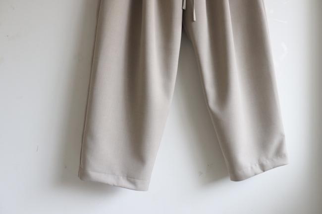 バイカラータックワイドパンツ フルレングス (グレージュ)