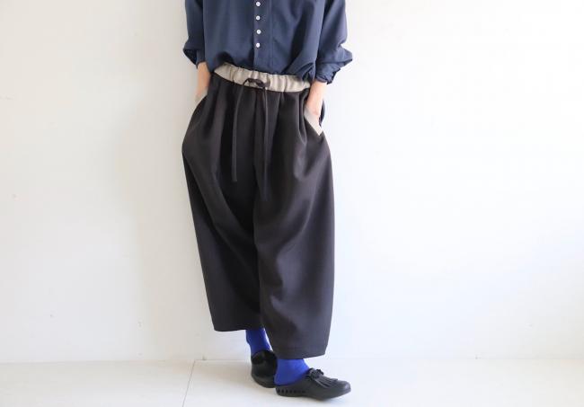 バイカラータックワイドパンツ クロップド丈　(アッシュブラック)