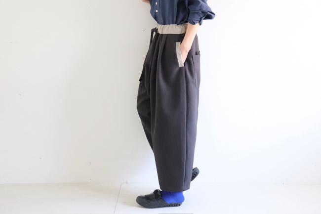 バイカラータックワイドパンツ クロップド丈　(アッシュブラック)