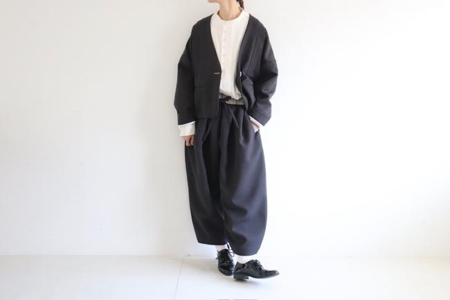 バイカラータックワイドパンツ クロップド丈　(アッシュブラック)