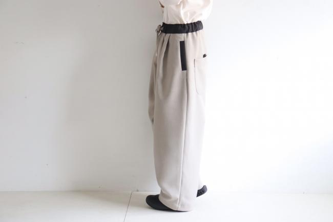 バイカラータックワイドパンツ フルレングス (グレージュ)