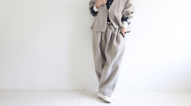 バイカラータックワイドパンツ フルレングス (グレージュ)