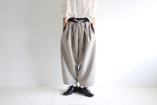 バイカラータックワイドパンツ クロップド丈　(グレージュ)
