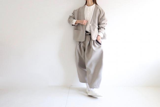 バイカラータックワイドパンツ クロップド丈　(グレージュ)