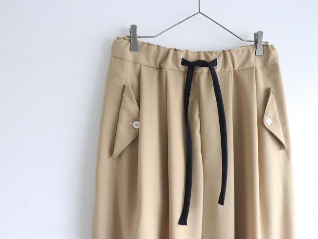 フラップポケットルーズタックパンツ　(チノベージュ)