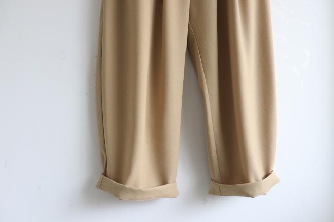 フラップポケットルーズタックパンツ　(チノベージュ)