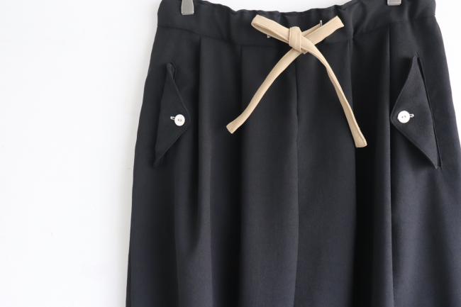 フラップポケットルーズタックパンツ　( ブラック)