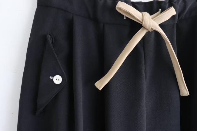 フラップポケットルーズタックパンツ　( ブラック)