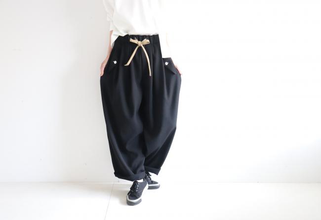 フラップポケットルーズタックパンツ　( ブラック)