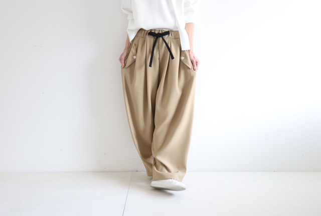 フラップポケットルーズタックパンツ　(チノベージュ)