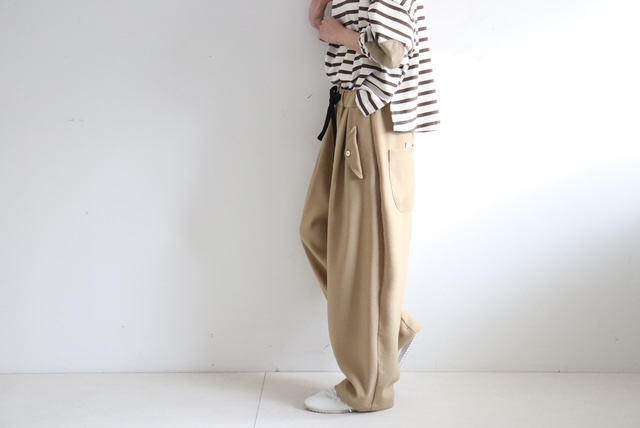 フラップポケットルーズタックパンツ　(チノベージュ)