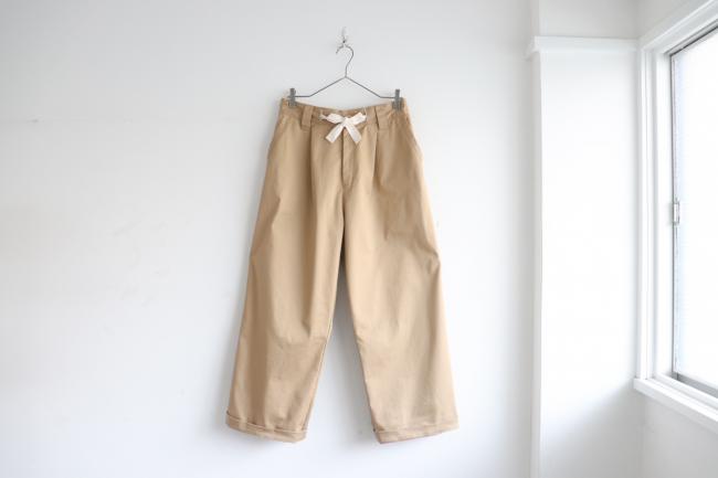 ルーズチノワイドタックパンツ　(ベージュ)