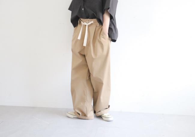 ルーズチノワイドタックパンツ　(ベージュ)