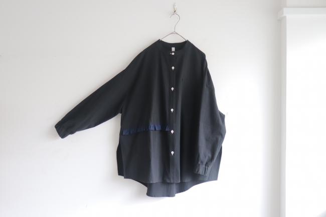 サイドフリルスリットシャツ　(ブラック)
