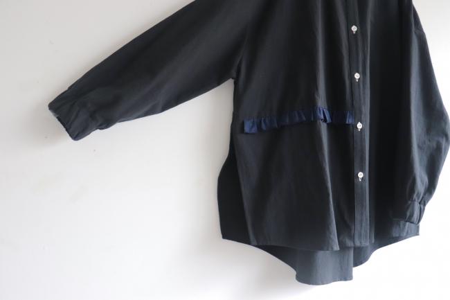 サイドフリルスリットシャツ　(ブラック)