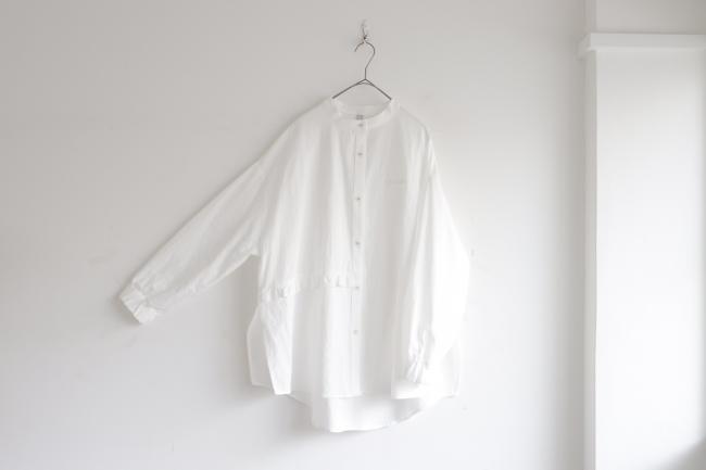 サイドフリルスリットシャツ　(ホワイト)