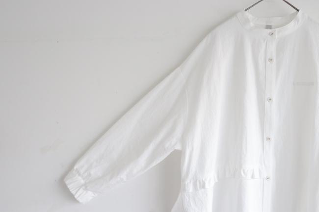 サイドフリルスリットシャツ　(ホワイト)