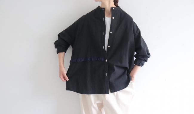 サイドフリルスリットシャツ　(ブラック)