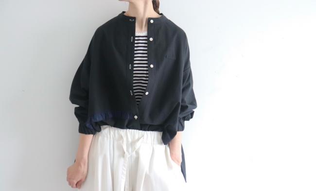 サイドフリルスリットシャツ　(ブラック)