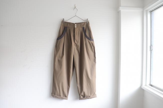 ラウンドポケットタックパンツ　(カーキブラウン)