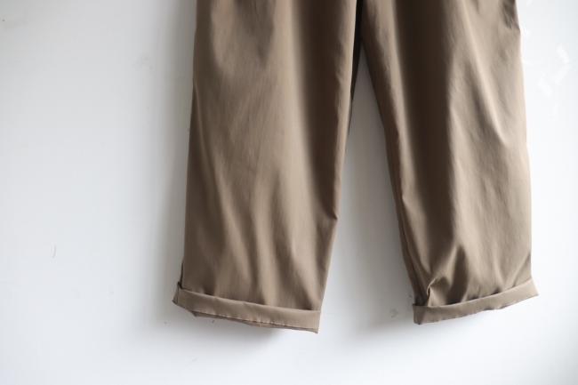 ラウンドポケットタックパンツ　(カーキブラウン)