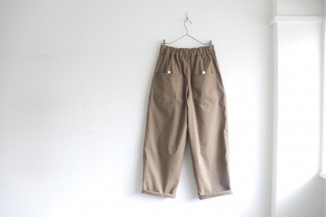 ラウンドポケットタックパンツ　(カーキブラウン)