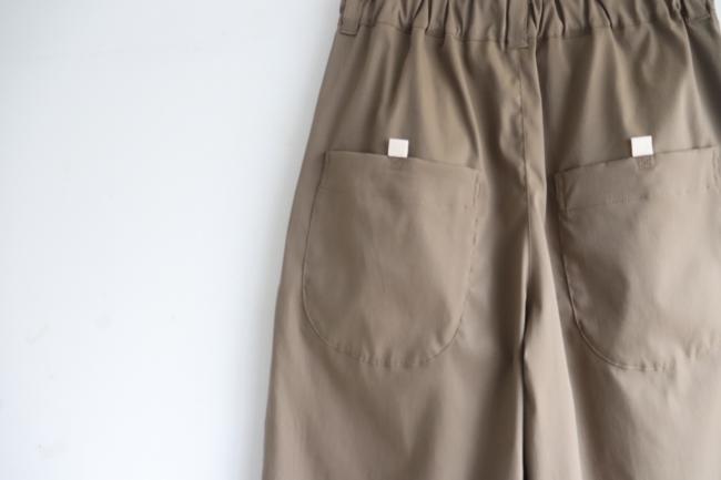 ラウンドポケットタックパンツ　(カーキブラウン)