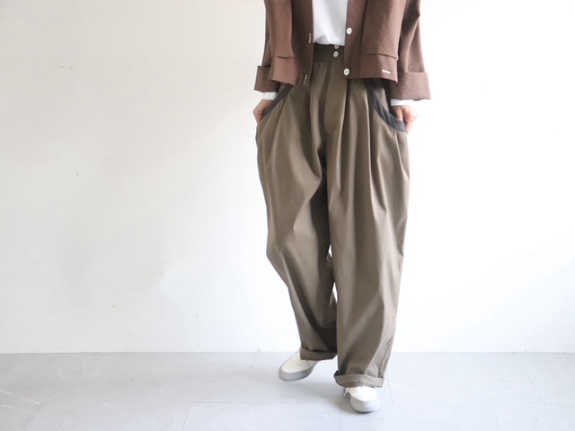 ラウンドポケットタックパンツ　(カーキブラウン)