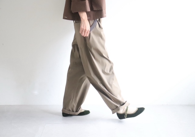 ラウンドポケットタックパンツ　(カーキブラウン)