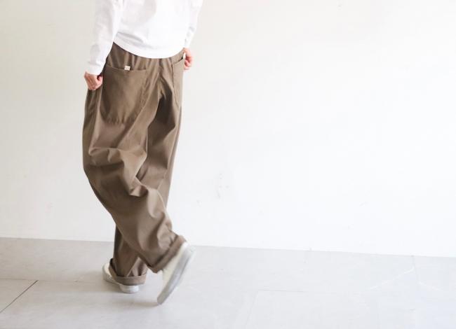 ラウンドポケットタックパンツ　(カーキブラウン)