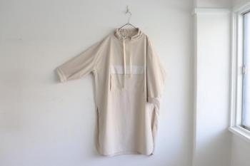 ハーフネックアノラックワンピース (グレージュ)