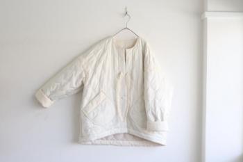 インナーボアキルティングハーフコート　(グレイッシュアイボリー)　ヘチマ柄