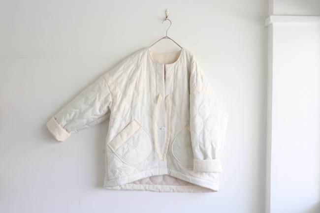 インナーボアキルティングハーフコート　(グレイッシュアイボリー)　ヘチマ柄