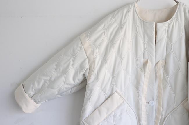 インナーボアキルティングハーフコート　(グレイッシュアイボリー)　ヘチマ柄