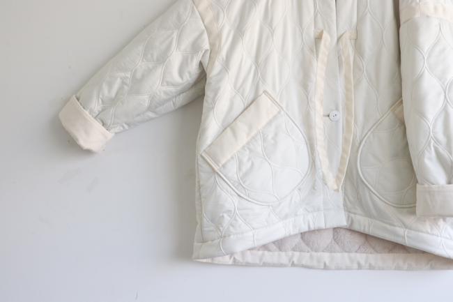 インナーボアキルティングハーフコート　(グレイッシュアイボリー)　ヘチマ柄