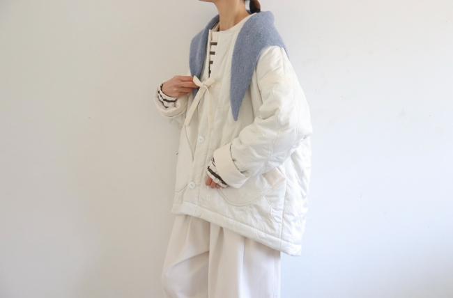 インナーボアキルティングハーフコート　(グレイッシュアイボリー)　ヘチマ柄