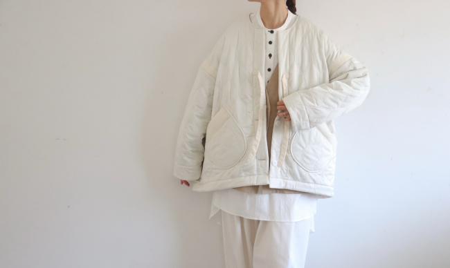インナーボアキルティングハーフコート　(グレイッシュアイボリー)　ヘチマ柄