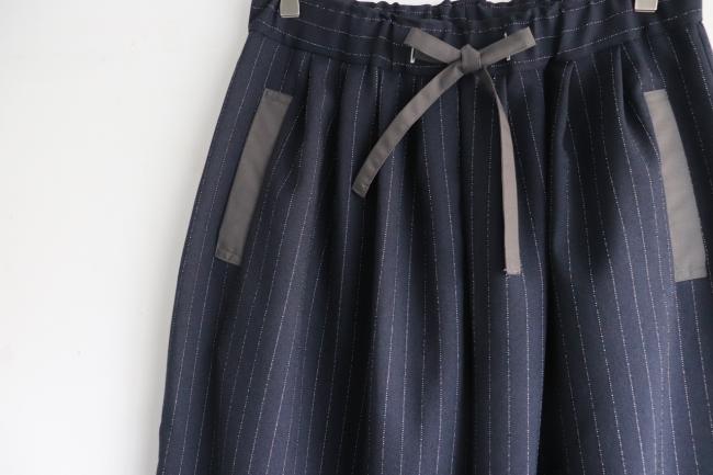ウールライクメニータックパンツ 　クロップド丈　 (ダークネイビーストライプ)